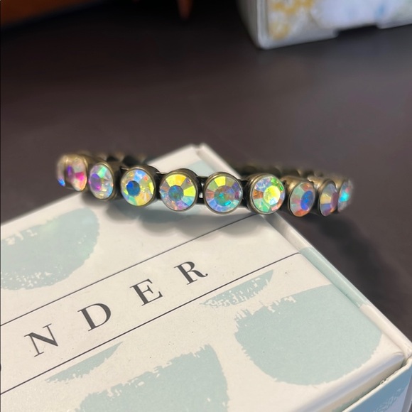 Plunder’s Iridescent Magnetic Bracelet - Picture 2 of 3